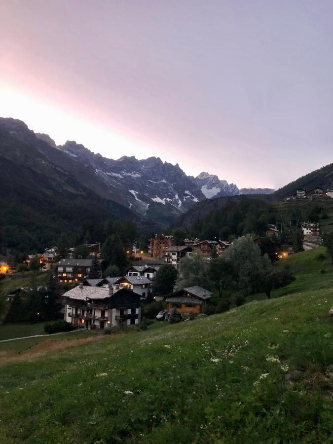 Il Piccolo Rifugio - Casa Valtournenche Apartment Bagian luar foto